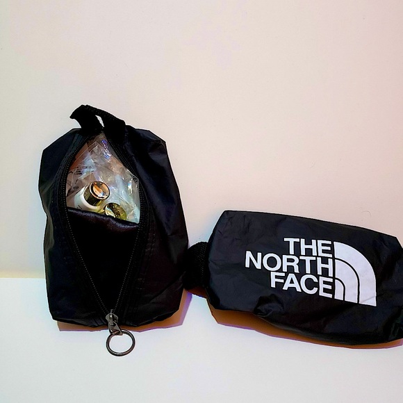 2 The North Face travel case - Picture 2 of 4